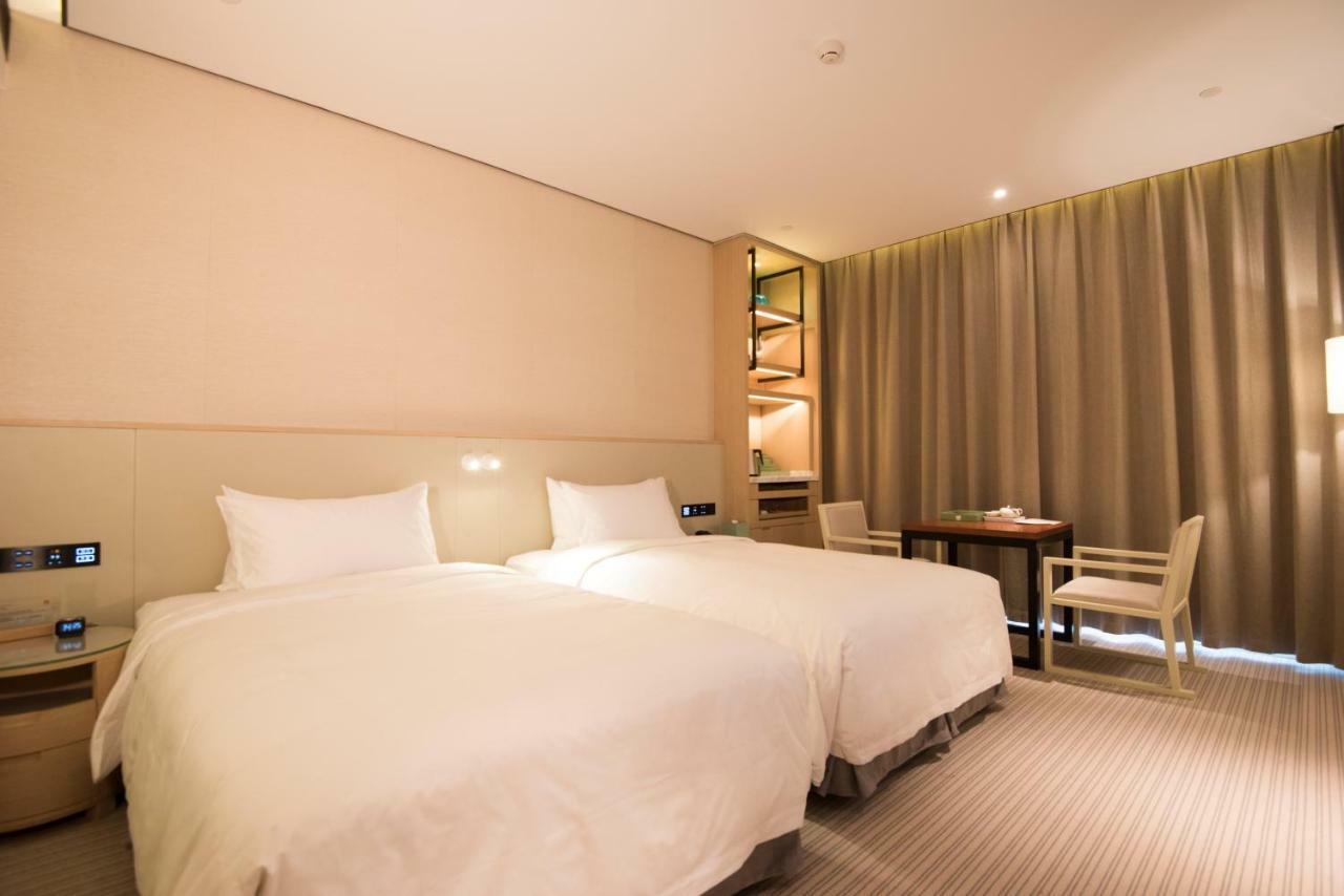 Virtuous World Hotel Foshan Exteriör bild