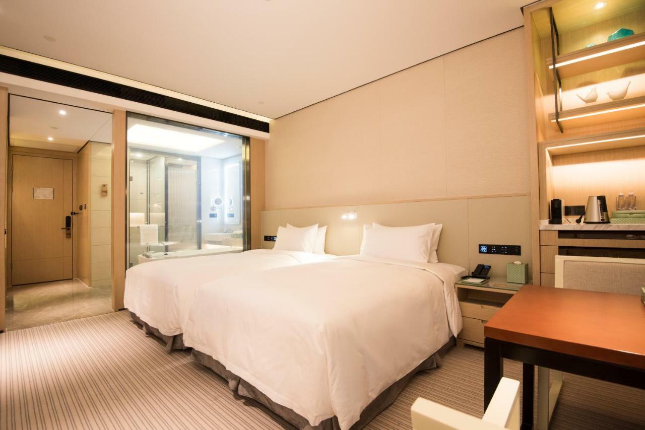 Virtuous World Hotel Foshan Exteriör bild